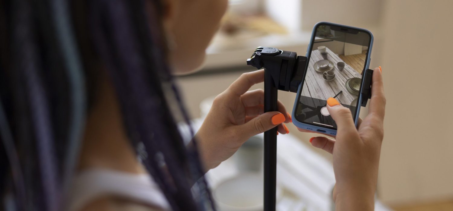 mulher-tirando-fotos-para-sua-empresa-com-utensilios-de-cozinha-de-ceramica