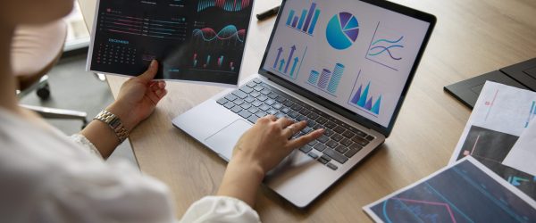 trabalhadores-de-escritorio-usando-graficos-de-financas